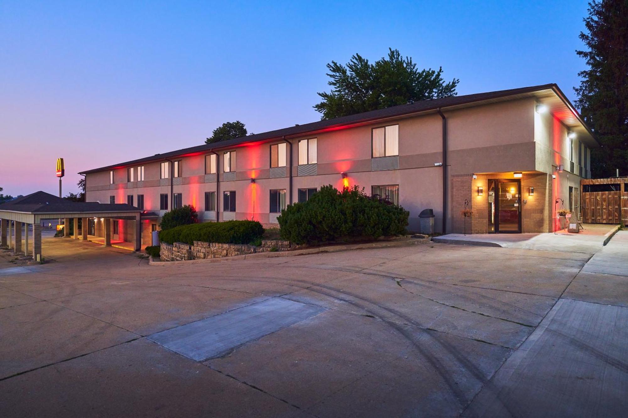 Econo Lodge Maquoketa Екстериор снимка