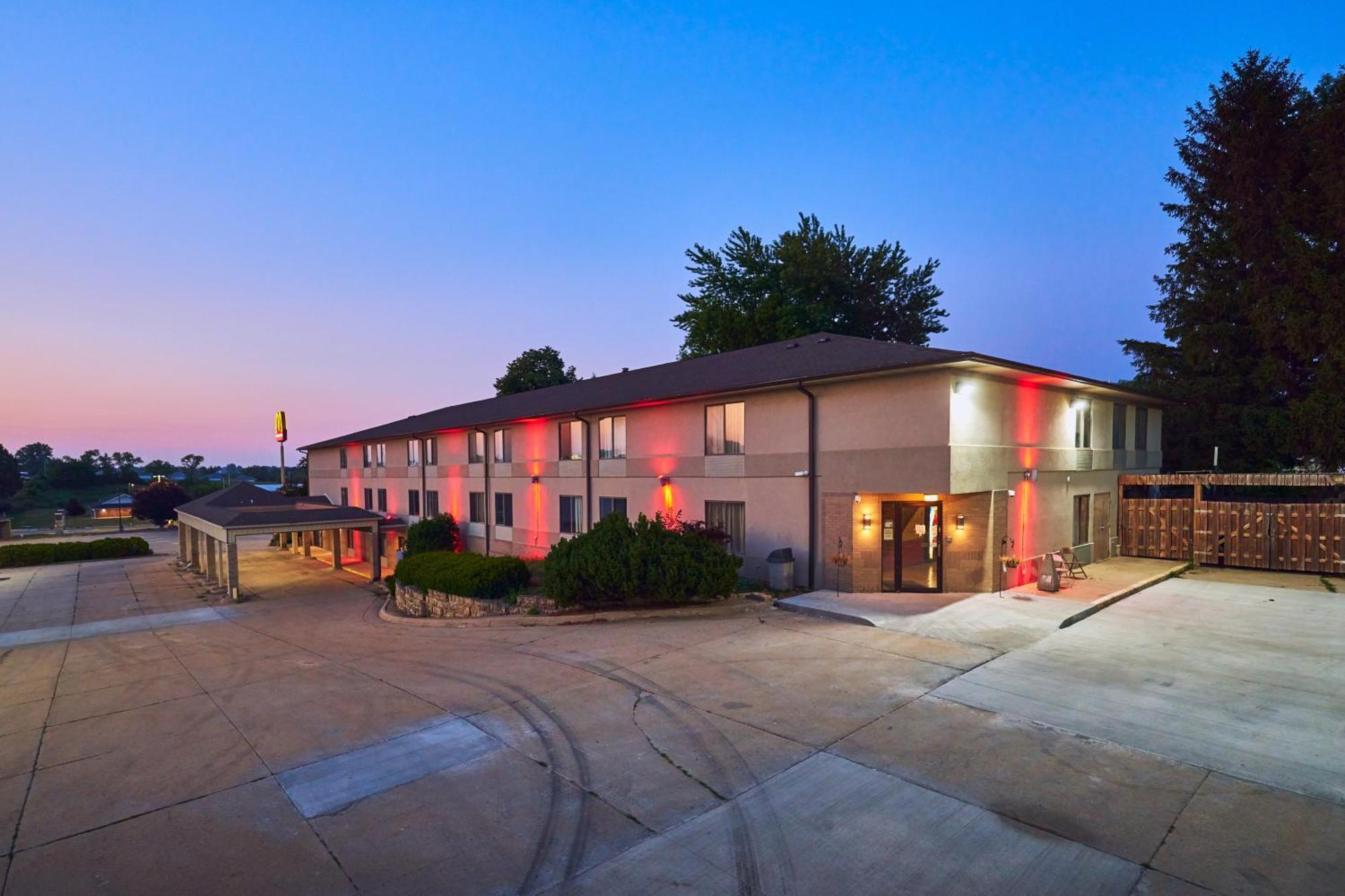 Econo Lodge Maquoketa Екстериор снимка